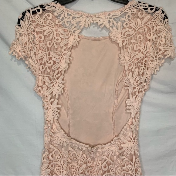 Lulu’s lace overlay  peach dress size small open back - Picture 9 of 11